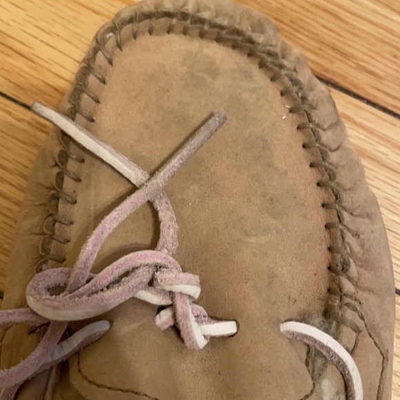 UGG Women’s Slippers/ Moccasins - Size 7 - Picture 4 of 9